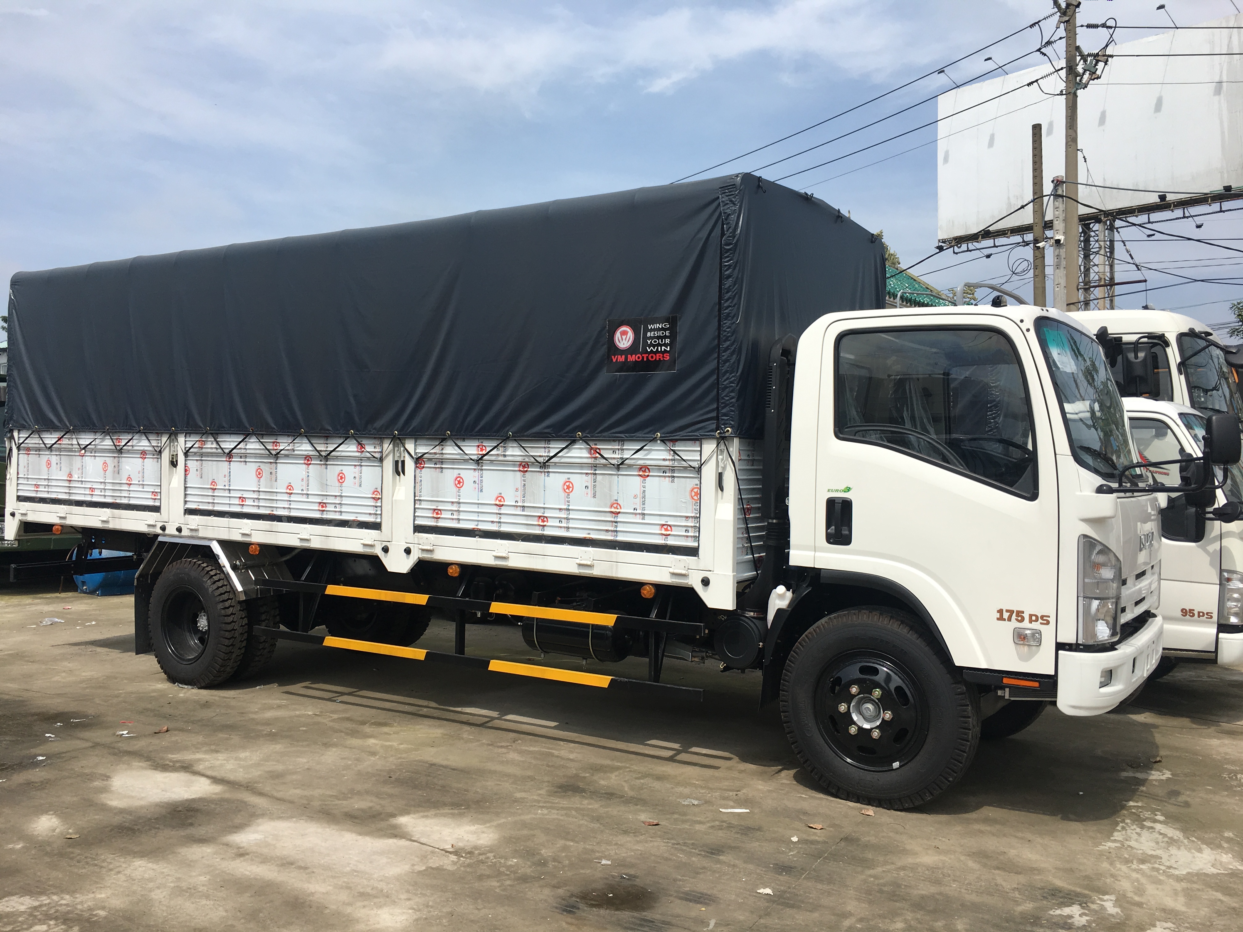 Xe tải isuzu Vĩnh Phát 8.2 tấn, đóng sẵn thùng, màu trắng, xe mới 2017, giá tốt