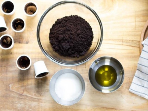 Bã cà phê kết hợp với dầu oliu bạn có ngay hỗn hợp dưỡng da tại nhà