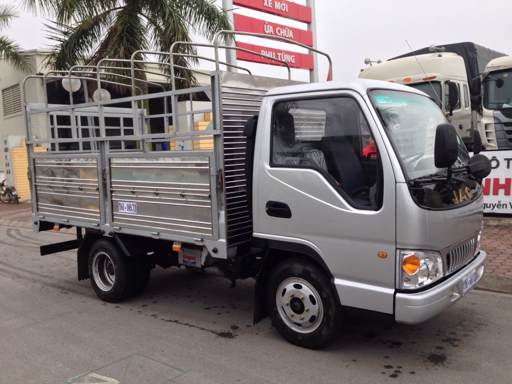 Công ty bán xe tải JAC 2.45 tấn 2T45 2.45T công nghệ Isuzu vào được nội thành, giá rẻ, giao ngay xe