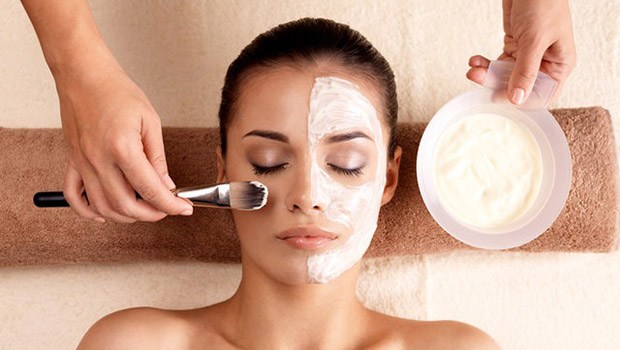 Cách làm mask face chăm sóc da với thức ăn và thảo dược