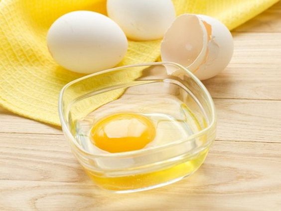 Lòng trắng trứng và đường dùng tẩy lông mặt để da mịn màng rất hiệu quả