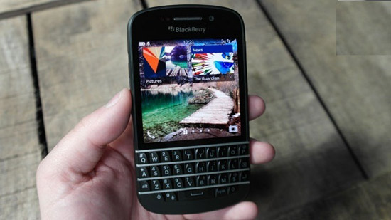 Mẫu máy BlackBerry Q10 có design rất cơ bản, có sự kê thừa giữa dòng Bold và BlackBerry 10