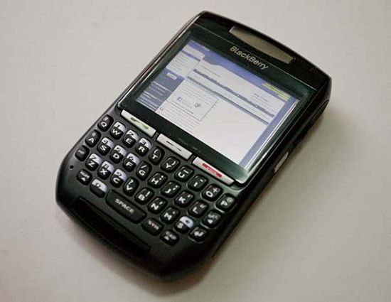 BlackBerry 8707, 8700 là smartphone kiểu dáng góc cạnh, lượng tiền sở hữu một mức giá khá cao, cầm k