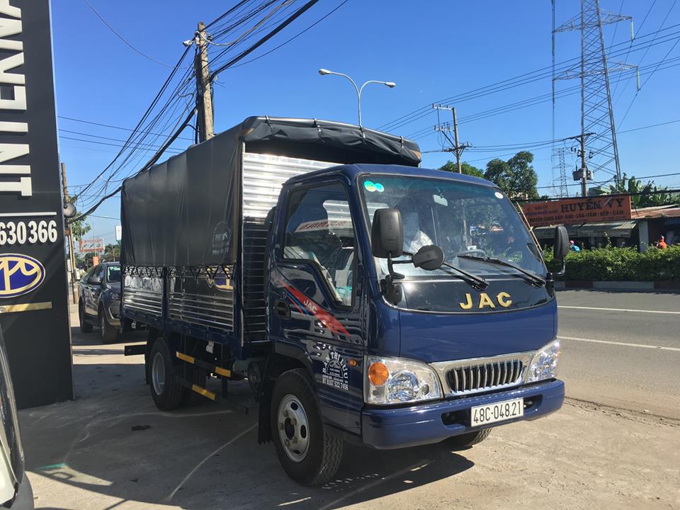 Xe tải JAC 2T4 thùng dài giá cạnh tranh ra vào thành phố