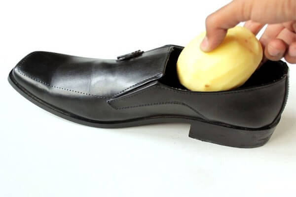 Đánh bóng giày da nam đúng cách với từng "căn bệnh" của giày da