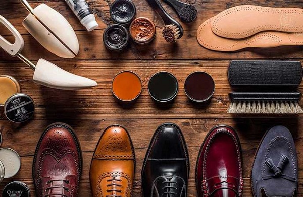 Cách chọn xi giày thích hợp và mẹo đánh xi giày da nam đúng cách